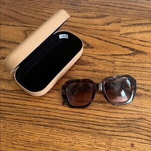 Chic Tortoise Shell Sunglasses with Case